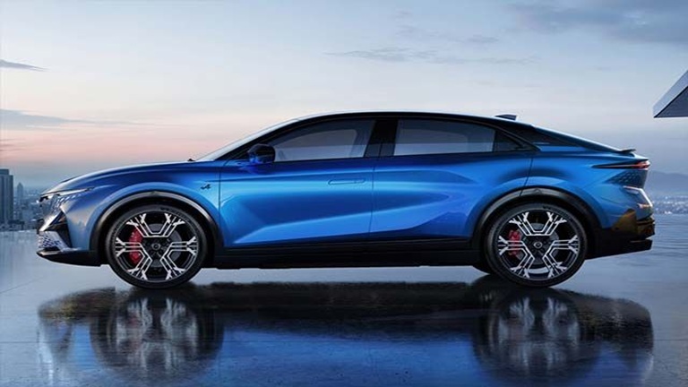 What to Expect When You Hire a VFX Studio for Your Car Commercial